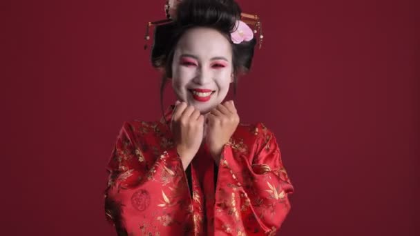 Eine Schöne Junge Geisha Frau Traditionellen Japanischen Kimono Jubelt Vereinzelt — Stockvideo