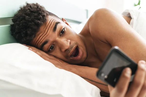 Image Choqué Émotionnel Jeune Homme Africain Matin Dans Chambre Coucher — Photo