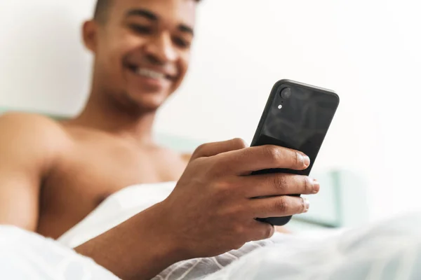 Image Recadrée Joyeux Jeune Homme Africain Heureux Matin Dans Chambre — Photo