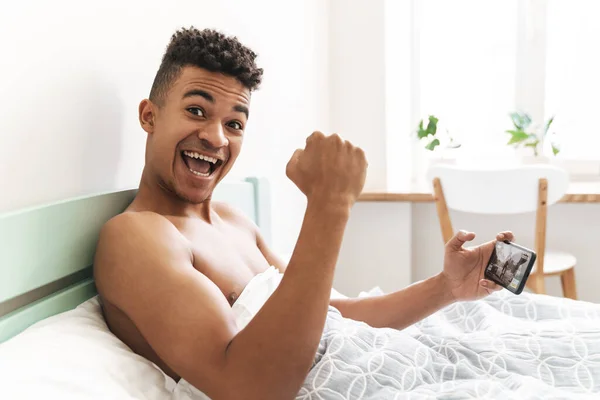 Image Heureux Positif Jeune Homme Africain Matin Dans Chambre Coucher — Photo