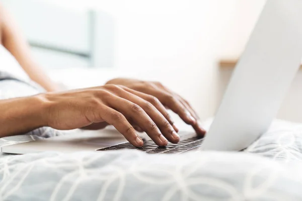 Foto Ritagliata Giovane Ragazzo Africano Mattino Camera Letto Con Computer — Foto Stock