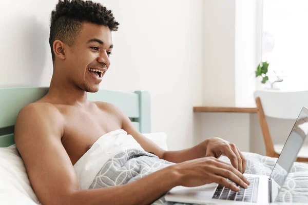 Image Young Happy African Guy Morning Bedroom Using Laptop Computer — Stock Photo, Image
