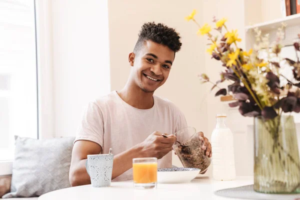 Beeld Van Jonge Glimlachende Afrikaanse Man Ochtend Keuken Een Ontbijt — Stockfoto