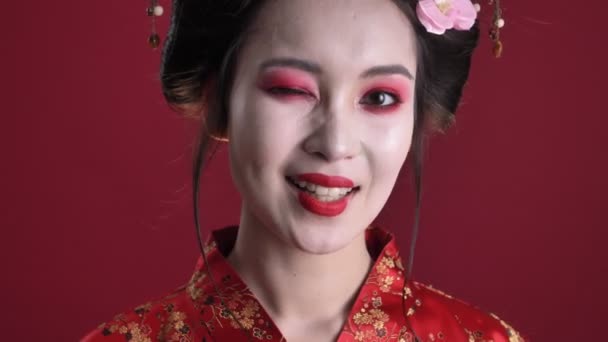 Zbliżenie Widok Pozytywnej Zadowolonej Młodej Gejszy Kobieta Tradycyjnym Japońskim Kimono — Wideo stockowe