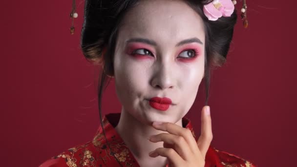 Una Vista Cerca Una Joven Geisha Reflexiva Kimono Japonés Tradicional — Vídeo de stock