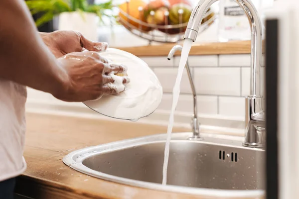 Imagen Recortada Joven Africano Mañana Cocina Lavar Los Platos — Foto de Stock