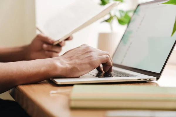 Zugeschnittenes Foto Eines Jungen Afrikaners Haus Mit Laptop Und Notizbuch — Stockfoto