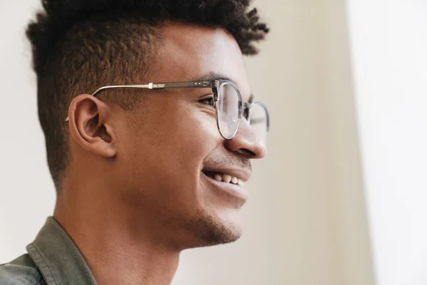 Imagem Close Jovens Felizes Positivo Sorrindo Cara Africano Parte Manhã — Fotografia de Stock