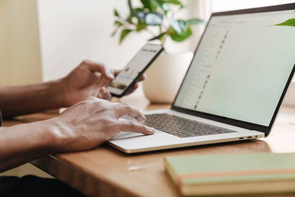 Foto Ritagliata Giovane Ragazzo Africano All Interno Utilizzando Computer Portatile — Foto Stock