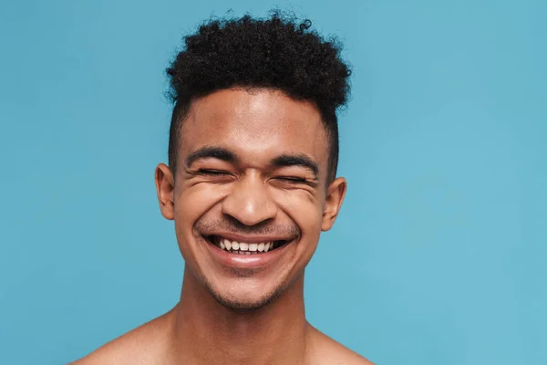 Foto Alegre Hombre Afroamericano Riendo Con Los Ojos Cerrados Aislados — Foto de Stock