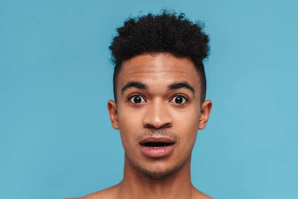 Foto Jovem Afro Americano Expressando Surpresa Olhando Para Câmera Isolada — Fotografia de Stock