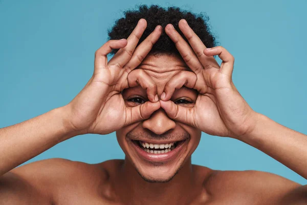 Foto Homem Americano Africano Engraçado Sorrindo Com Dedos Isolados Sobre — Fotografia de Stock