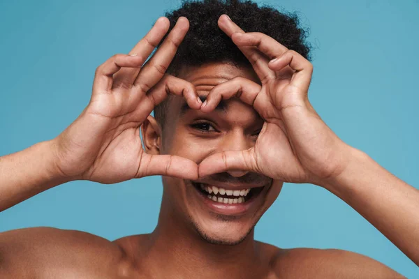 Foto Homem Americano Africano Engraçado Sorrindo Mostrando Sinal Coração Com — Fotografia de Stock
