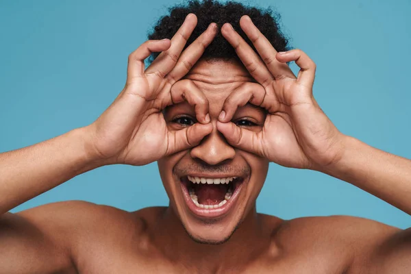 Foto Homem Americano Africano Engraçado Sorrindo Com Dedos Isolados Sobre — Fotografia de Stock