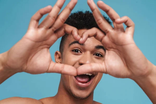 Foto Homem Americano Africano Engraçado Sorrindo Mostrando Sinal Coração Com — Fotografia de Stock