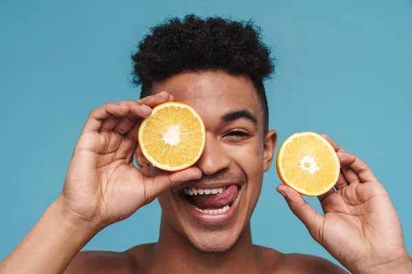 Foto Homem Americano Africano Sem Camisa Fazendo Piada Com Laranja — Fotografia de Stock