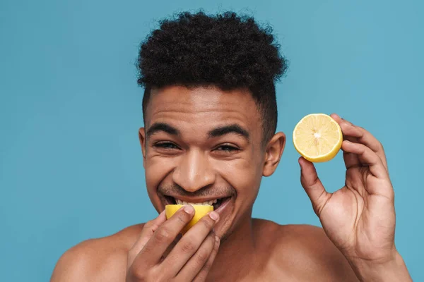 Foto Hombre Afroamericano Sin Camisa Comiendo Limón Sonriendo Aislado Sobre — Foto de Stock