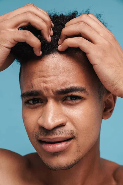 Photo Closeup Confused African American Man Touching Her Hair Isolated — Stock Photo, Image