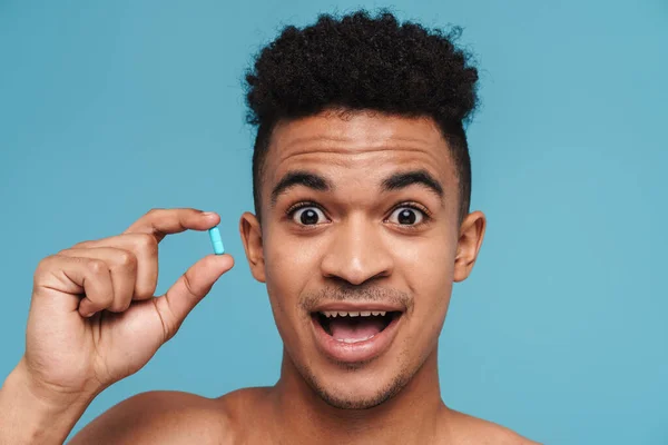 Fotó Meglepett Afro Amerikai Férfi Mutatja Vitamin Kapszula Elszigetelt Kék — Stock Fotó