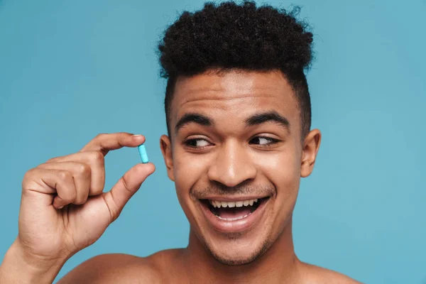 Foto Dell Uomo Afroamericano Eccitato Che Mostra Capsula Vitaminica Sorride — Foto Stock