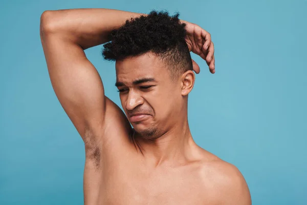 Photo Shirtless African American Man Expressing Disgust While Smelling His — Stock Photo, Image