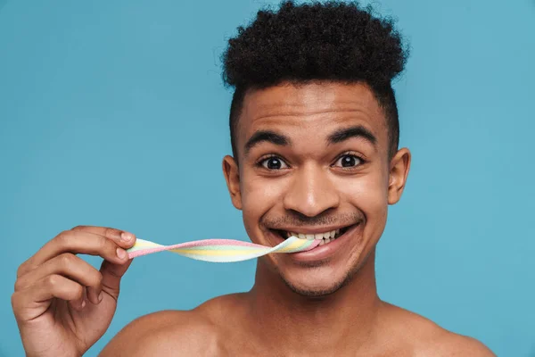 Foto Del Alegre Hombre Afroamericano Sonriendo Comiendo Mermelada Aislada Sobre — Foto de Stock