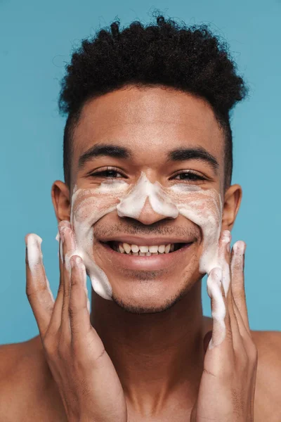 Fotografie Bez Košile Africký Američan Muž Úsměvem Při Aplikaci Obličejové — Stock fotografie