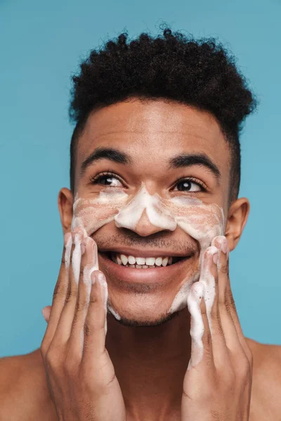Fotografie Bez Košile Africký Američan Muž Úsměvem Při Aplikaci Obličejové — Stock fotografie