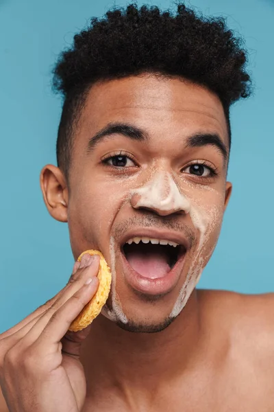 Foto Hombre Afroamericano Sin Camisa Limpiándose Cara Con Esponja Espuma — Foto de Stock
