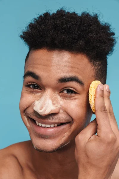 Foto Hombre Afroamericano Sin Camisa Sonriendo Mientras Limpia Cara Con — Foto de Stock