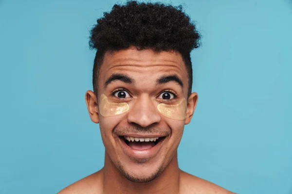 Foto Homem Americano Africano Excitado Com Manchas Nos Olhos Sorrindo — Fotografia de Stock