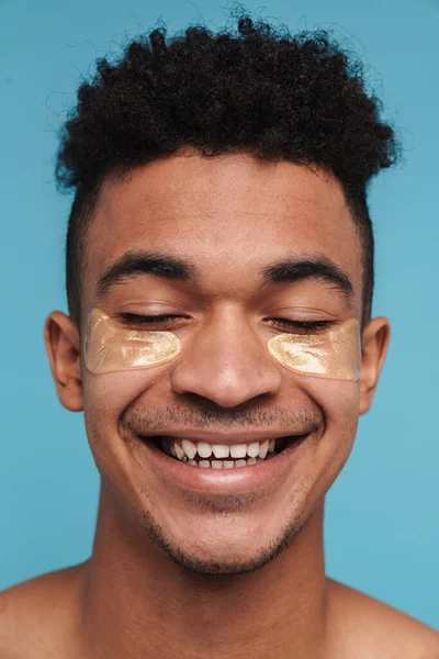 Foto Homem Americano Africano Excitado Com Manchas Nos Olhos Sorrindo — Fotografia de Stock