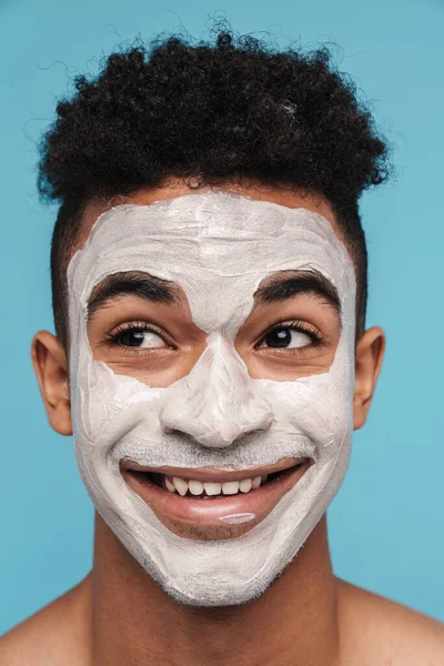 Fénykép Izgatott Afro Amerikai Férfi Arc Kozmetikai Maszk Mosolyog Kamera — Stock Fotó