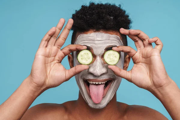 Foto Hombre Americano Africano Alegre Máscara Cosmética Facial Burlándose Con —  Fotos de Stock