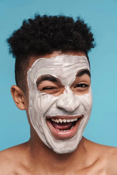 Фотографія Радісного Афро Американського Чоловіка Косметичній Масці Посміхається Підморгує Ізольовано — стокове фото