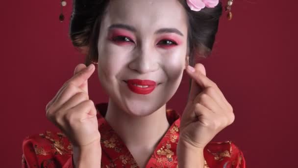 Eine Nahaufnahme Einer Reizend Lächelnden Jungen Geisha Frau Traditionellen Japanischen — Stockvideo