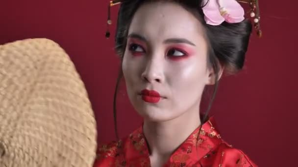 Närbild Missnöjd Ung Geisha Kvinna Traditionell Japansk Kimono Fanning Sig — Stockvideo