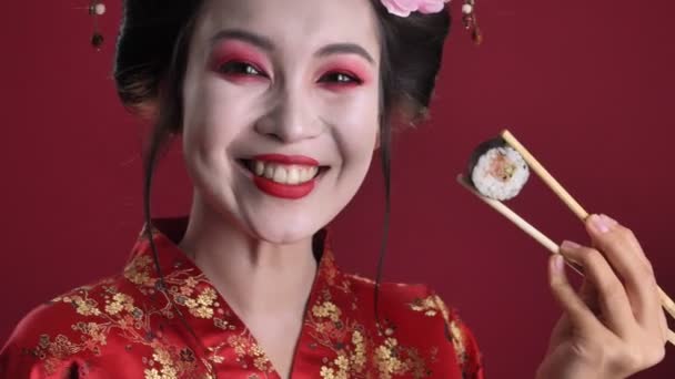 Närbild Vacker Glad Ung Geisha Kvinna Traditionell Japansk Kimono Håller — Stockvideo