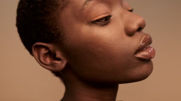 Крупный План Calm Довольно Полуголая Африканская Женщина Короткими Черными Волосами — стоковое видео