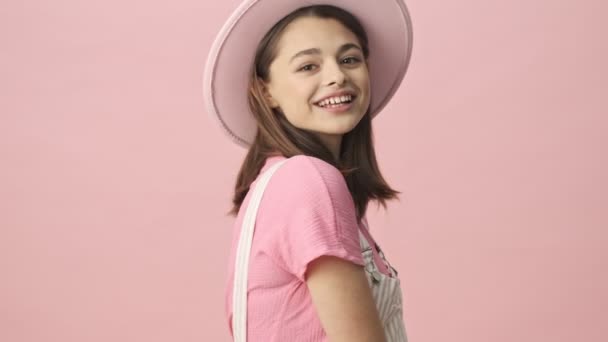 Sonriente Mujer Morena Bonita Tímida Overoles Sombrero Posando Mirando Cámara — Vídeo de stock