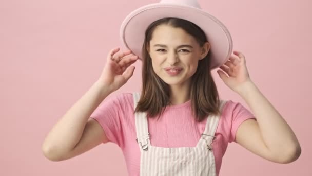 Juguetona Mujer Morena Bonita Overoles Sombrero Posando Mirando Cámara Sobre — Vídeo de stock