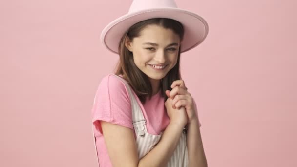 Счастливая Застенчивая Красивая Брюнетка Комбинезоне Шляпе Позирует Смотрит Камеру Розовом — стоковое видео