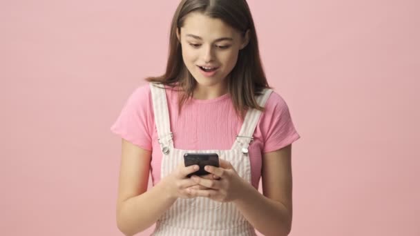 Lachende Mooie Brunette Vrouw Overalls Met Behulp Van Smartphone Steeds — Stockvideo
