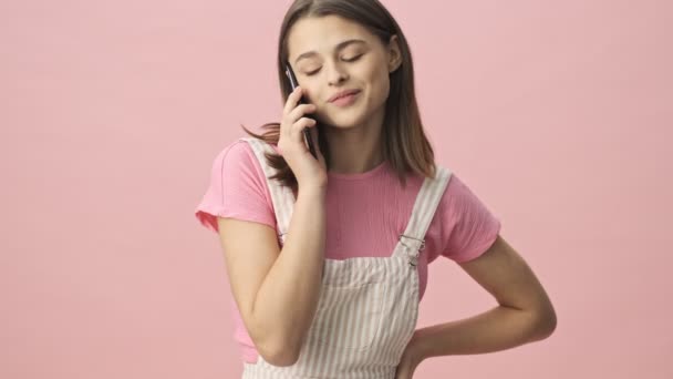 Sonriente Mujer Morena Bonita Overoles Hablando Por Teléfono Inteligente Mirando — Vídeos de Stock