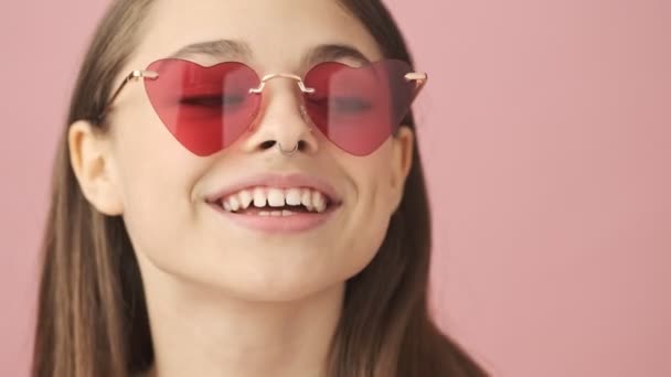 Vista Cerca Hermosa Mujer Morena Feliz Overoles Gafas Sol Posando — Vídeo de stock