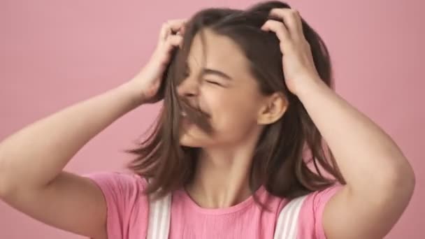 Радісна Красива Брюнетка Комбінезоні Розважається Показує Мирні Жести Рожевому Фоні — стокове відео
