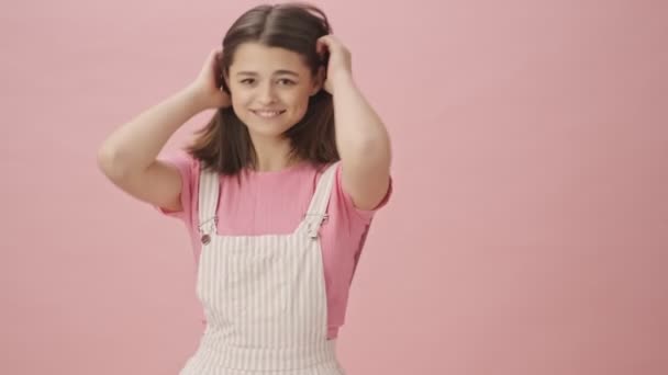 Mulher Morena Bonita Alegre Macacão Dançando Divertindo Sobre Fundo Rosa — Vídeo de Stock