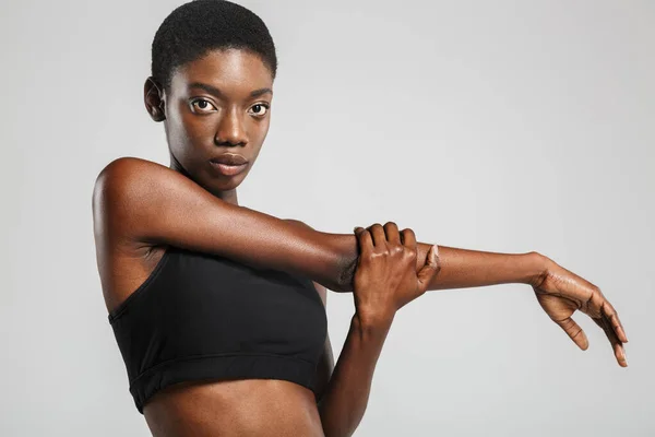 Kép Sportos Afro Amerikai Kinyújtja Karját Miközben Dolgozik Elszigetelt Fehér — Stock Fotó