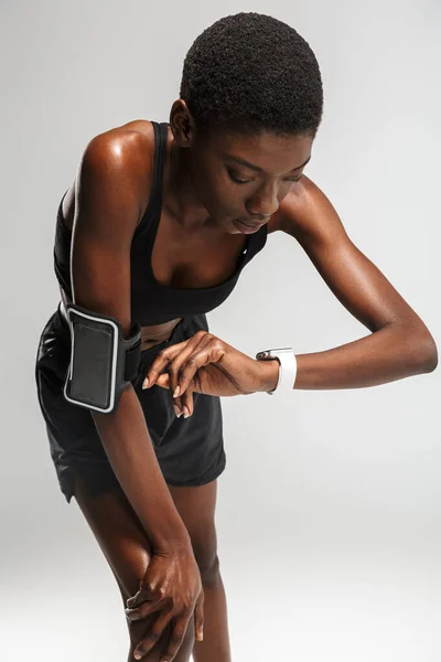 Imagen Una Deportista Afroamericana Usando Celular Smartwatch Mientras Hace Ejercicio — Foto de Stock