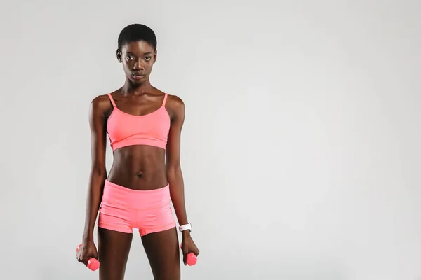 Obrázek Africké Americké Sportovkyně Dělá Cvičení Činky Izolované Přes Bílé — Stock fotografie